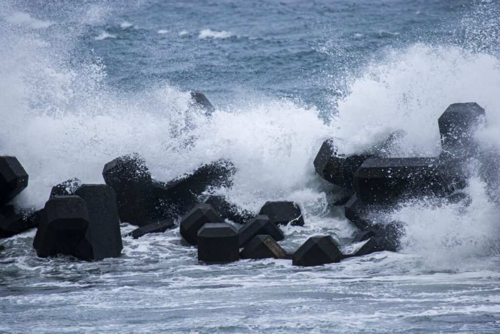 礼文島 台風で波が高い