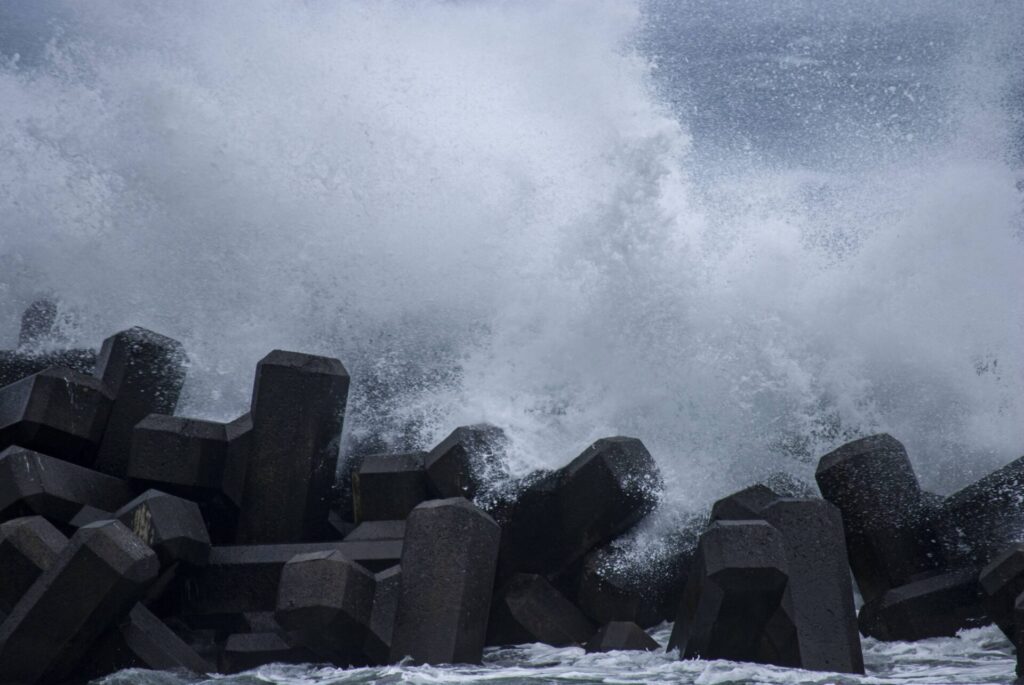 礼文島 台風で波が高い
